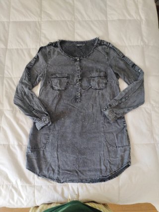 Vestido vaquero gris con manchas
