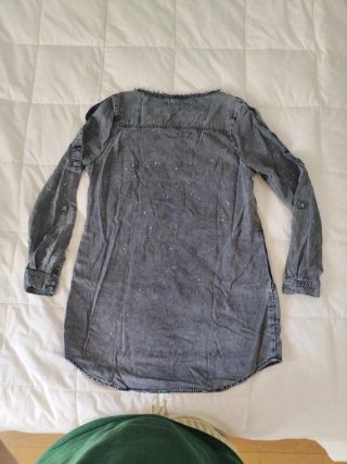 Vestido vaquero gris con manchas
