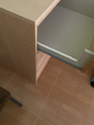 Mesita de noche de madera clara