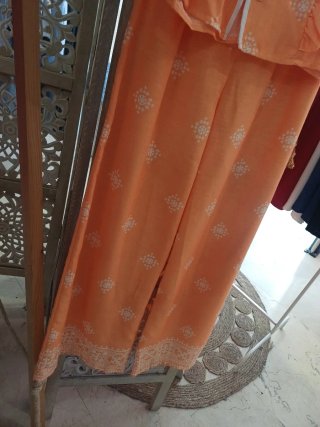 Conjunto naranja con estampado