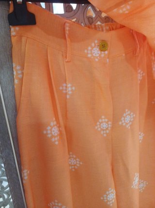 Conjunto naranja con estampado