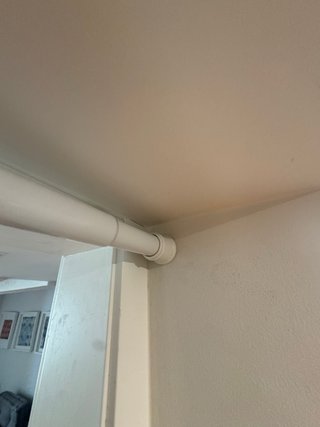 Cortina gris y barra metálica ajustable