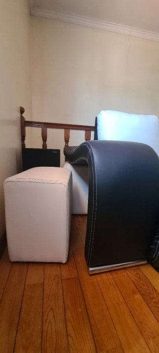 Sofá preto e branco usado. Puff e assentos