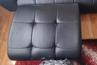 Sofá preto e branco usado. Puff e assentos