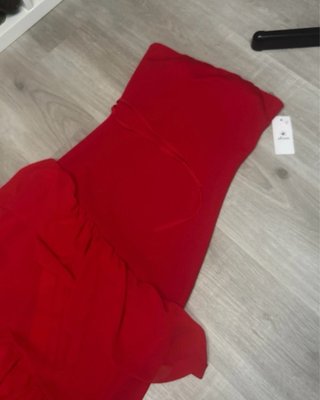 Vestido largo rojo con volantes