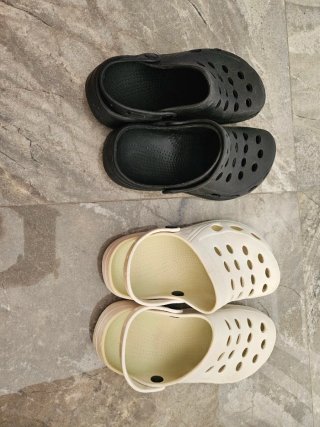 Zuecos de Goma Cómodos (Negro y Blanco)