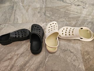 Zuecos de Goma Cómodos (Negro y Blanco)