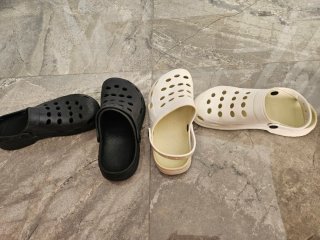 Zuecos de Goma Cómodos (Negro y Blanco)