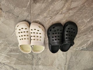 Zuecos de Goma Cómodos (Negro y Blanco)