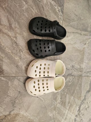 Zuecos de Goma Cómodos (Negro y Blanco)