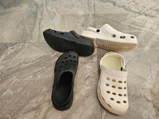 Zuecos de Goma Cómodos (Negro y Blanco)