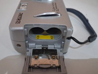 Cámara Sony Cyber-shot 3.2 MP Plata