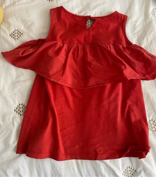 Camiseta roja hombros descubiertos
