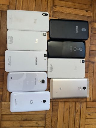 Lote de móviles blancos y negros