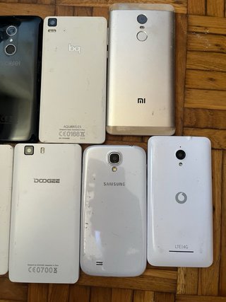 Lote de móviles blancos y negros