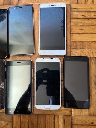 Lote de móviles blancos y negros