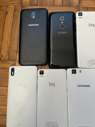 Lote de móviles blancos y negros