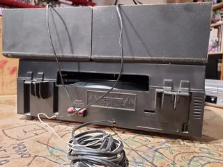 Equipo de música Unisef con tocadiscos