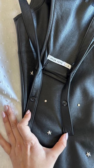 Vestido corto cuero negro con estrellas