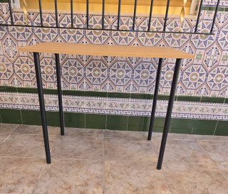 Mesa de madera con patas de metal