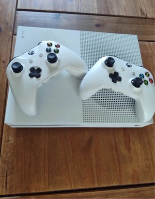Xbox One S 500GB + 2 Mandos + REGALOS