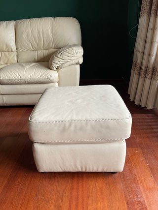 Otomana (puff) tapizada en piel