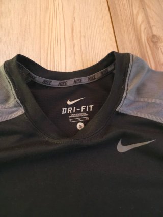 Camiseta deportiva Nike Dri-FIT Negra