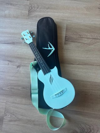 Ukulele Enaya in fibra di carbonio + custodia + capotasto