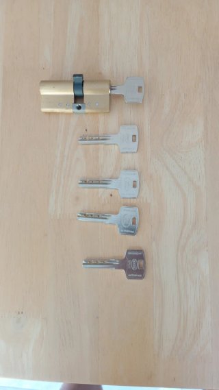 Bombín para puerta con 5 llaves