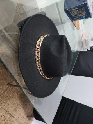 Sombrero negro con cadena dorada