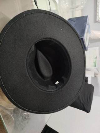 Sombrero negro con cadena dorada