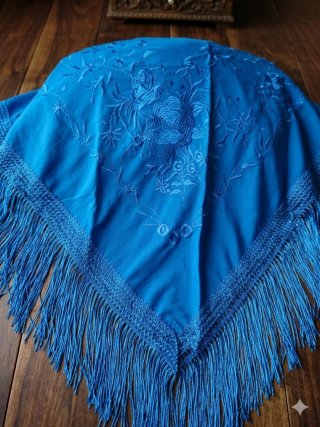 Mantón bordado azul con flecos 150x100x100