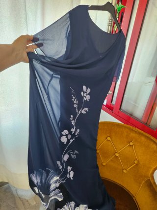 Vestido largo azul marino con flores