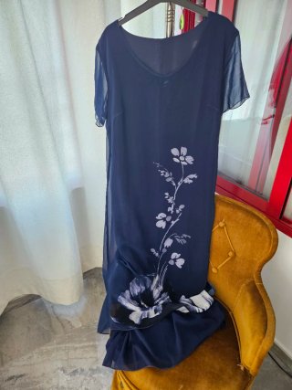Vestido largo azul marino con flores
