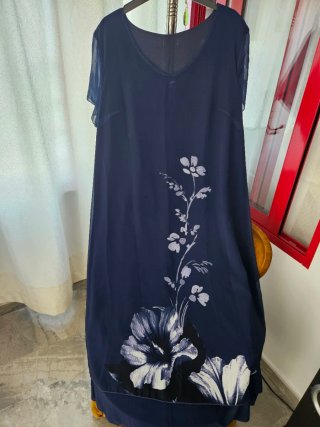 Vestido largo azul marino con flores