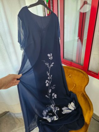 Vestido largo azul marino con flores