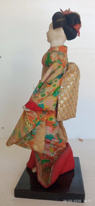Muñeca japonesa antigua