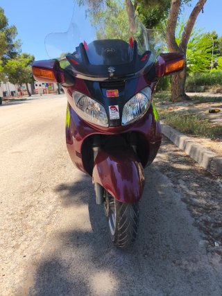 Suzuki Burgman 650 Maxi Scooter