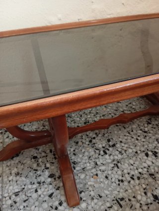 Mesa de salón de madera y cristal