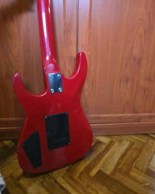 Guitarra Eléctrica Roja con Diseño