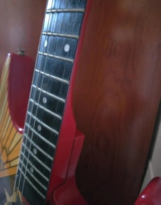 Guitarra Eléctrica Roja con Diseño