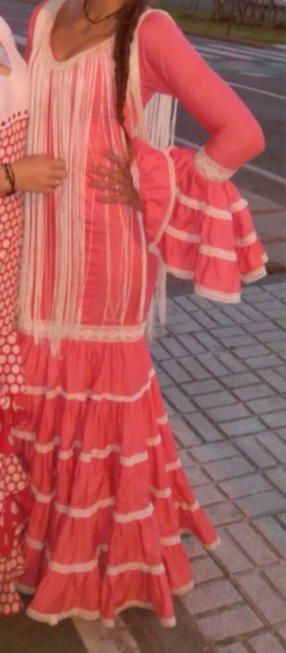 Traje de flamenca coral y adornos de encaje beige