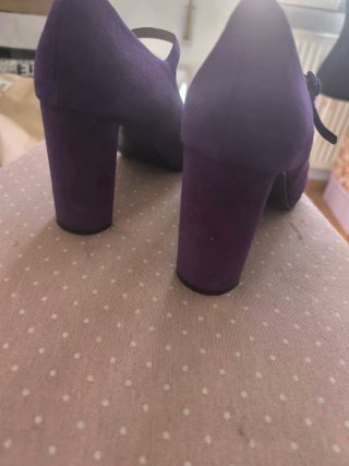 Zapatos de tacón morados con tira