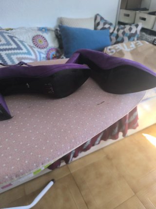 Zapatos de tacón morados con tira