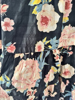 Vestido negro floral volantes