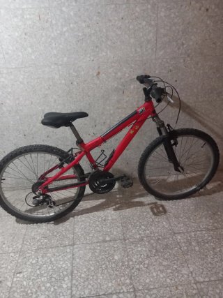 Bicicleta de montaña roja