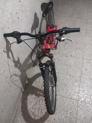 Bicicleta de montaña roja