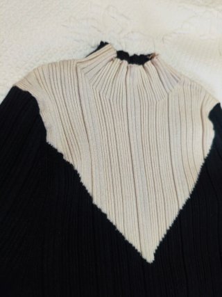 Jersey cuello alto negro y blanco