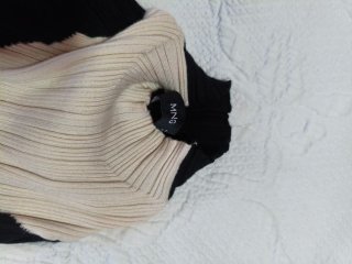 Jersey cuello alto negro y blanco