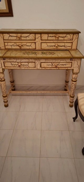 Consola de madera beige y dorada